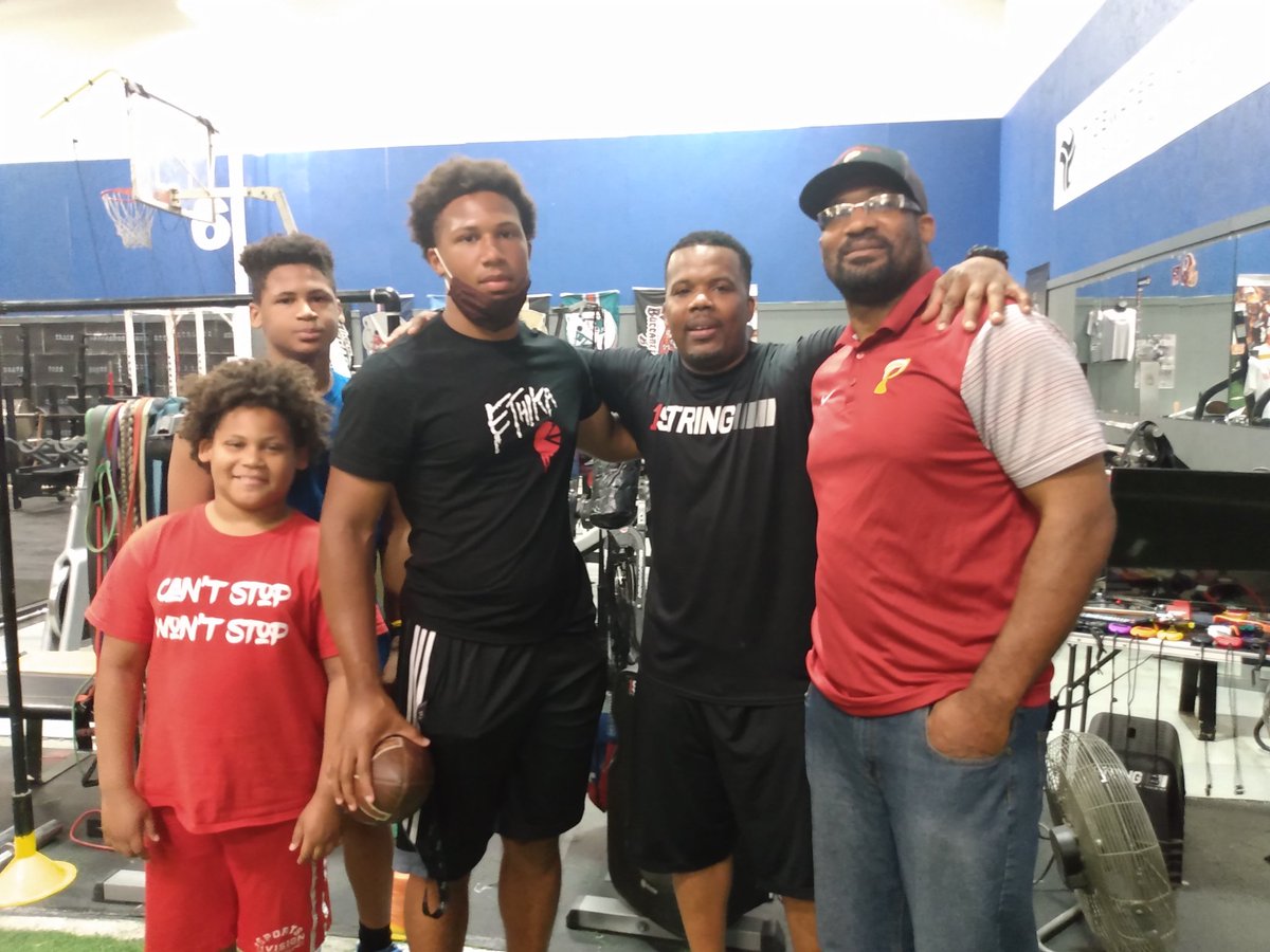 MimiScott02's tweet photo. Connected with our Buc family the other day. String is still a dynamic motivator! He's a great trainer, and he's passionate! "Don't train to make the team, train to be 1st String!" #1stString https://t.co/2GC0hwGjj6