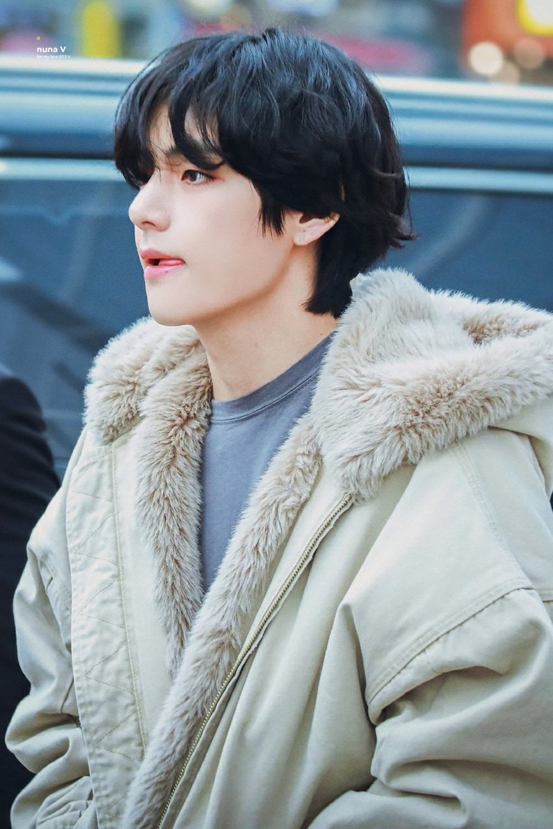 Taehyung's side profile appreciation - a breathtaking thread.