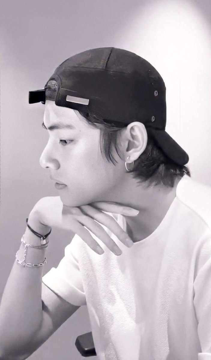 Taehyung's side profile appreciation - a breathtaking thread.