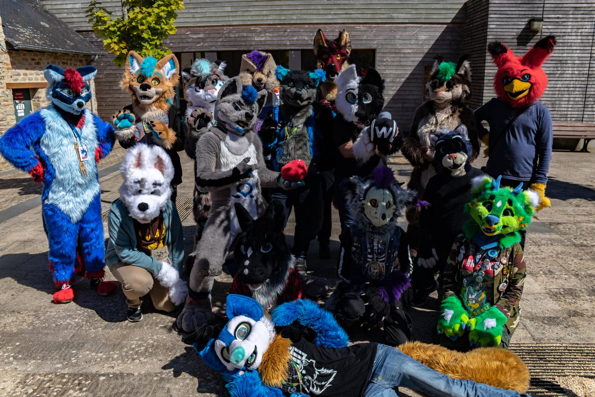 C'était une super furmeet merci à toute les boules de poils

Photo by me

 #Anthropomme #furry #photography