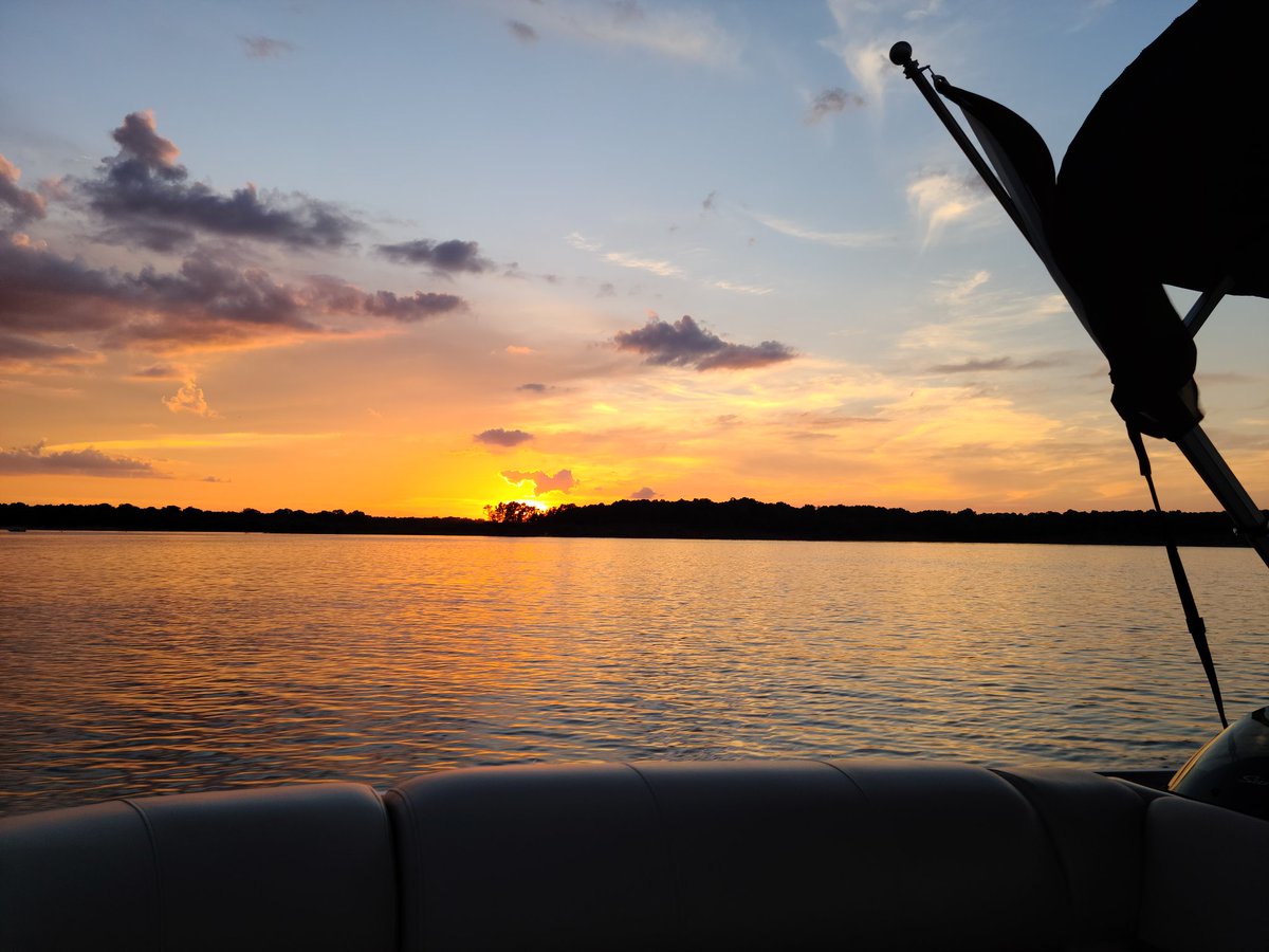 RWaller27's tweet photo. On the water last night, it was beautiful!! Also @cwaller83 pink fishing pole!! #VIEWS #Keystonelake https://t.co/abrkH0FoIz