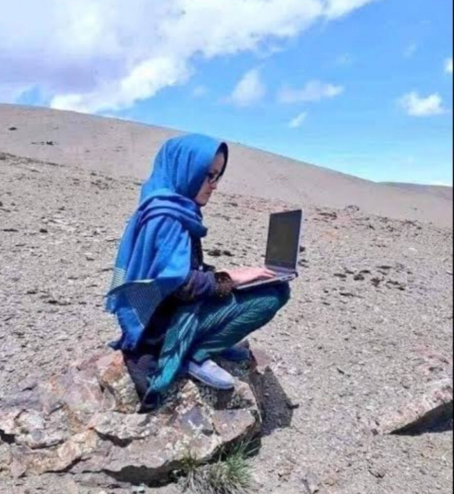 HamzaAliAwan12's tweet photo. They have to spend hours climbing up to an area so they can have access to Internet. Can you believe that this is still happening? In 21st century!
This is how we ll excel in field of science and technology when our students don't have access to internet? 
 #ReleaseSpectrumInAJK https://t.co/Q01QmsJGVC
