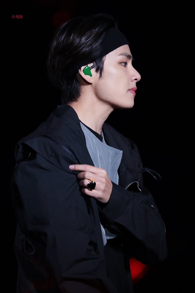 Taehyung's side profile appreciation - a breathtaking thread.