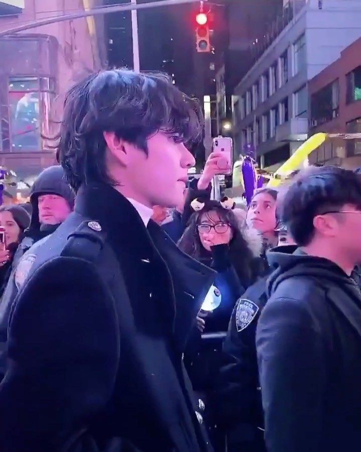 Taehyung's side profile appreciation - a breathtaking thread.