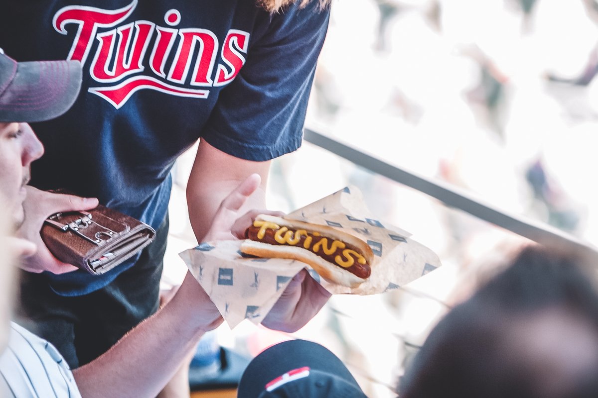 Twins's tweet image. RT for a chance to win a #MNTwins prize pack to celebrate #NationalHotDogDay - just in time for #OpeningWeekend!

Prize Pack includes:
🌭 Twins T-Shirt
🌭 Twins Hat
🌭 Signed Baseball
🌭 $10 Target gift card to grab all your hot dog supplies
🌭 And MORE!

twinsbaseball.com/rules