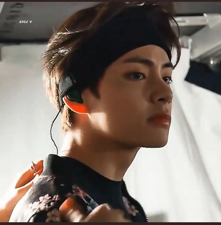 Taehyung's side profile appreciation - a breathtaking thread.