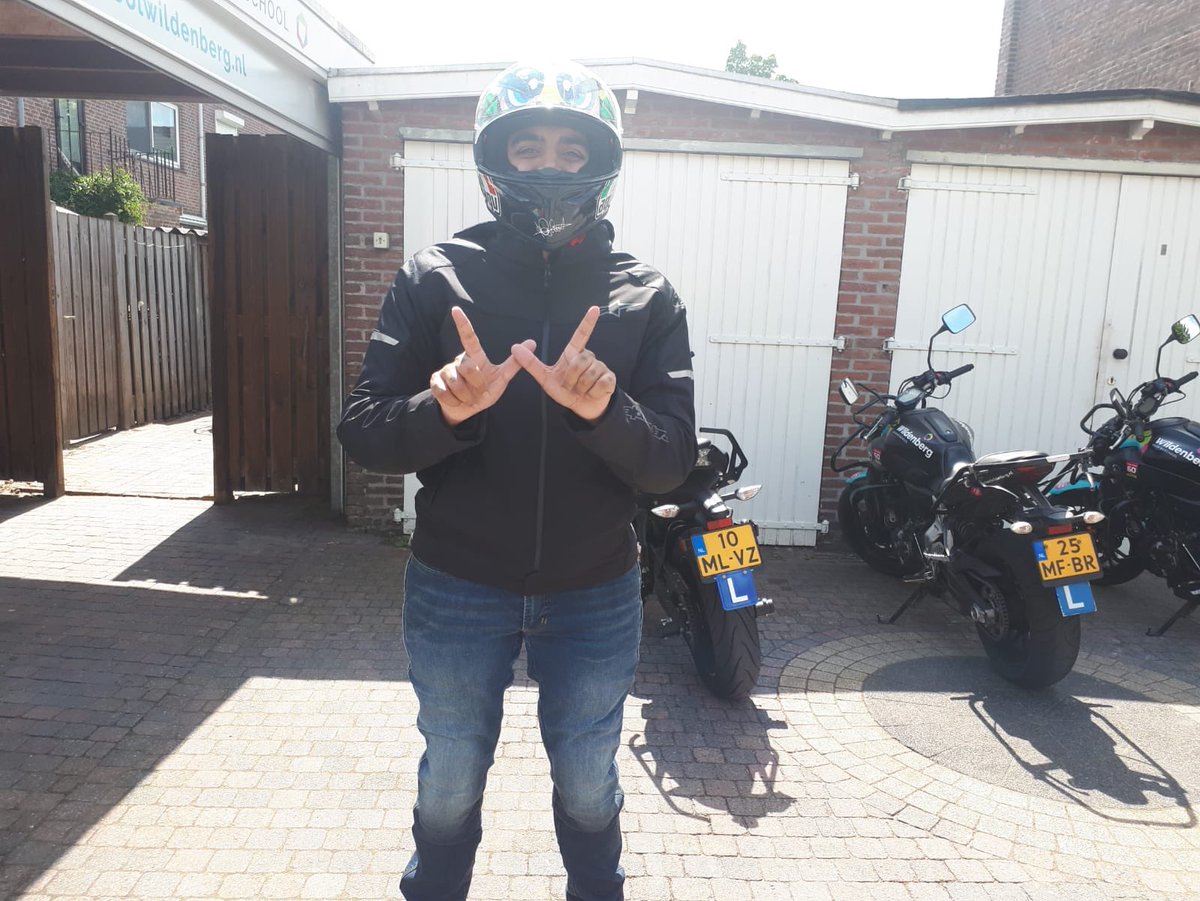 RijlesEindhoven's tweet photo. #Gefeliciteerd Deepak, #1ekeergeslaagd voor je #motorrijbewijs. Gr. Ruud #letsdothewldnberg #motorkledingstoreeindhoven #motorkledingstore #bikeservicebas #bovag #goodiebekervooriederegeslaagdeleerling https://t.co/I2LcxBMeks