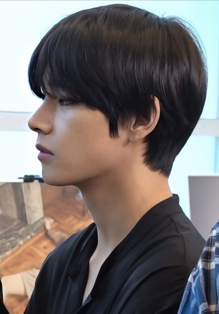 Taehyung's side profile appreciation - a breathtaking thread.