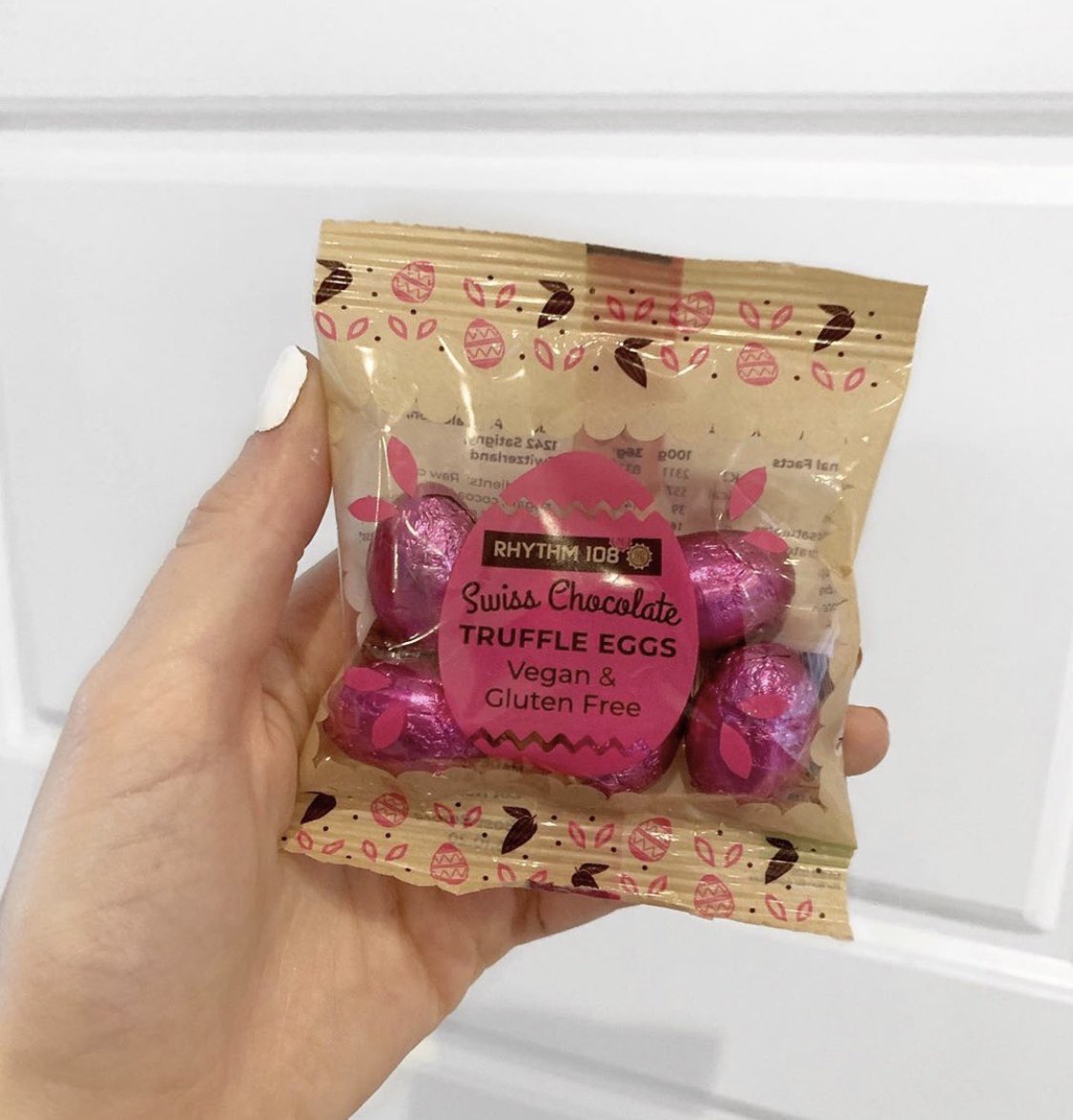 ShopicalPi2Life's tweet image. At The Vegan Filter, we’re big fans of #vegan chocolate &amp;amp; @Rhythm108 is one of our faves! You can read our top 10 snack picks on our blog &amp;amp; we’d love to hear yours in the comments 🍫
📷 by @jadegreenvegan on insta
theveganfilter.com/blog/vegan-sna…