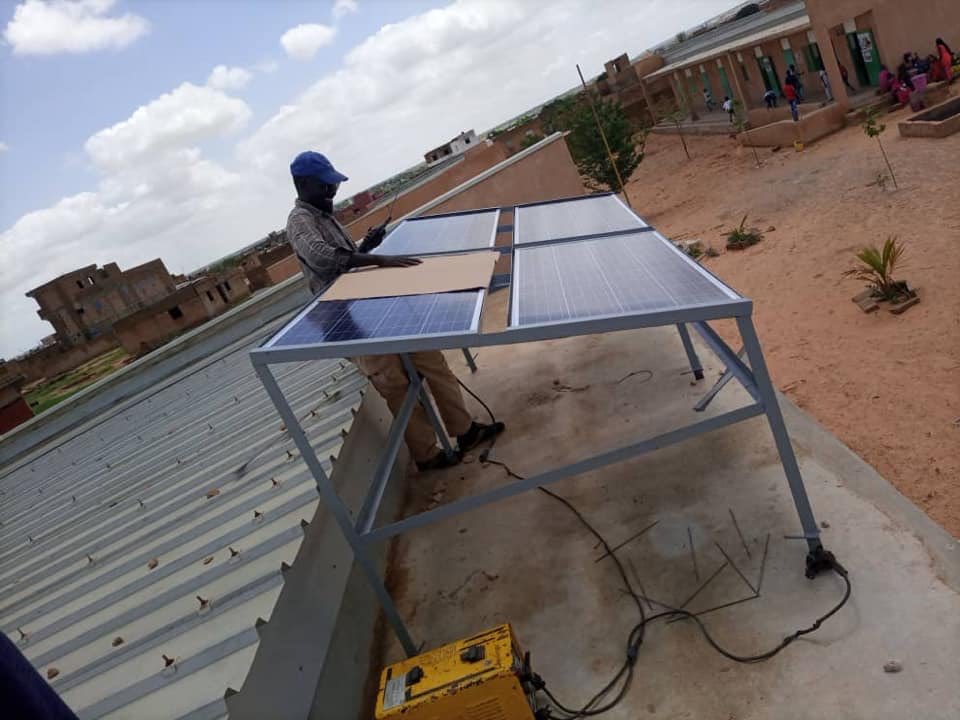 ONG_JED_SN's tweet photo. École primaire Mérina Gueye de Mboro/Région deThies bénéficie d’un accès à l’électricité avec le #ProjetECLAT en partenariat avec @PADEM - Programmes d'Aide et de Développement pour les Enfants du Monde

#ÉcLairagePourTous
#Energie_solaire https://t.co/6TDF0XgHdT