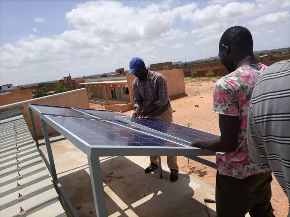 ONG_JED_SN's tweet photo. École primaire Mérina Gueye de Mboro/Région deThies bénéficie d’un accès à l’électricité avec le #ProjetECLAT en partenariat avec @PADEM - Programmes d'Aide et de Développement pour les Enfants du Monde

#ÉcLairagePourTous
#Energie_solaire https://t.co/6TDF0XgHdT