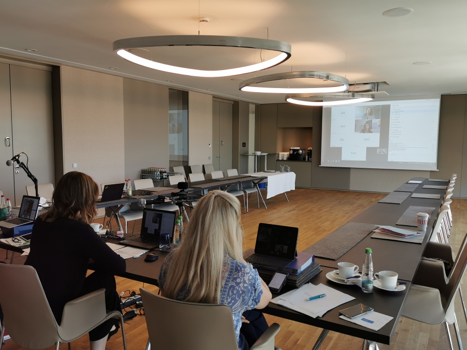 Gemeindetag_BW's tweet photo. Das 3. Vernetzungsevent der kommunalen #Digitallotsen hat heute #virtuell stattgefunden. Mit 150 Teilnehmenden, einem spannenden Programm &amp;Austausch-ein tolles Erlebnis. Auch Marit Koch (Stabsstelle #Digitalisierung),hier in der Talkrunde "NewWork&amp; #Corona in Kommunen" war dabei. https://t.co/hggbQO1Orp