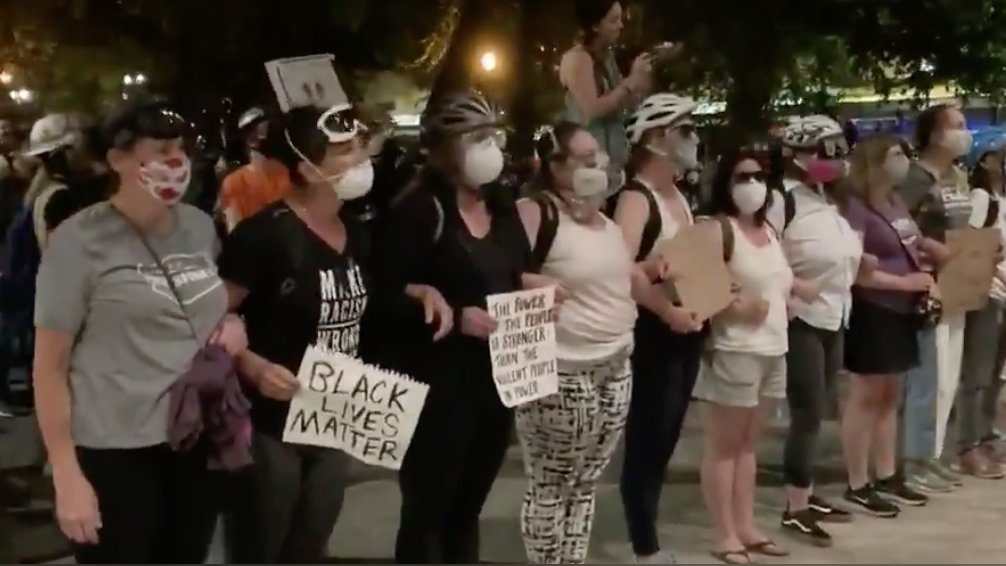 SimonJester007's tweet photo. @GeoffRBennett @voteawaythehat3 #wallofmoms #wallofmoms #wallofmoms #SupportPeacefulProtest 🕊 #ProtectOurProtesters 👥 https://t.co/mmY4R47sBY