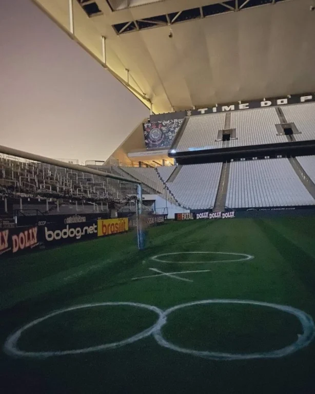 10Junioor's tweet photo. Alguns torcedores do Palmeiras invadiram a Arena e picharam o gramado e a trave de um dos gols.

Se depois disso o elenco do Corinthians não entrar motivado, eu desisto. https://t.co/HURWXwHDtd