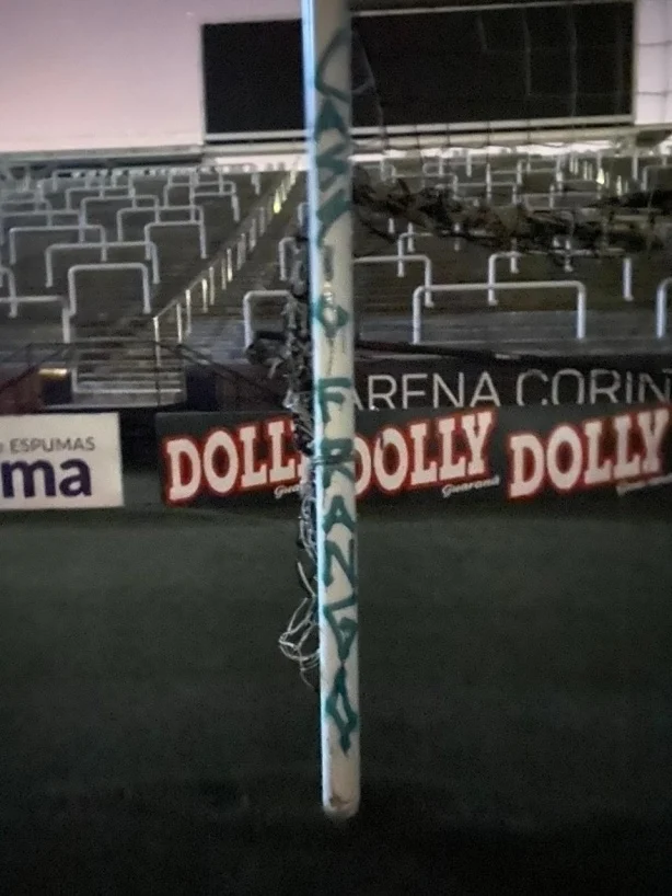 10Junioor's tweet photo. Alguns torcedores do Palmeiras invadiram a Arena e picharam o gramado e a trave de um dos gols.

Se depois disso o elenco do Corinthians não entrar motivado, eu desisto. https://t.co/HURWXwHDtd