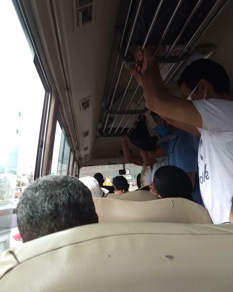 RDSomosPueblo's tweet photo. Denuncian guaguas públicas de San Isidro - Carretera Mella no aplican distanciamiento  y subieron el pasaje por supuesto distanciamiento. https://t.co/qRzdA9CPvW