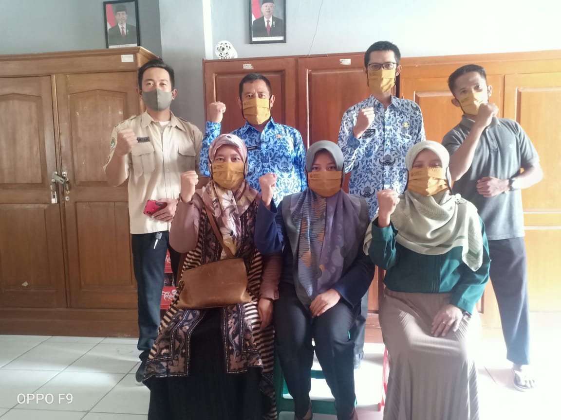 SkyZames's tweet photo. Late post
Penyuluhan sekaligus membagikan masker kepada pengurus Koperasi HPS SMK N 1 Padaherang Kec. Padaherang Kab. Pangandaran
.
@PENYULUH_COOP
@KemenkopUKM
#ppkl
#ppklkemenkop
#ppkljabar
#ppklpangandaran
#disdagkoppangandaran
#koperasikeren
#siapbersamakumkm https://t.co/289mskS6i9