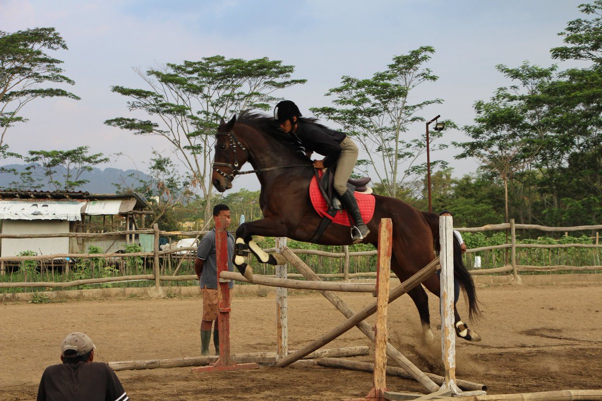 Saya suka udara pedesaan, keramahaan orang desa, dan saya sudah puas meliahat perbukitan pegunungan. Standar hidup ku ini simpel, sepele, sederhana bahagia ku sederhana 😊
