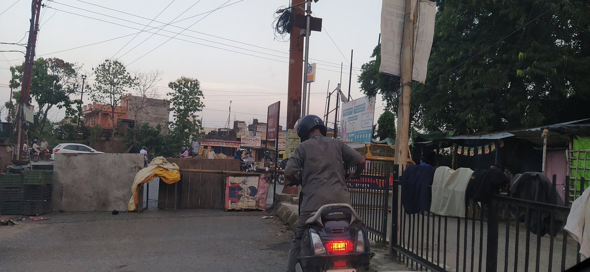 Smt_Nuclear's tweet photo. Why this kind of seal is done on the main chauraha of Rapti Nagar, how the people working in Government offices and Banks are suppose to commute @Dm_Gorakhpur  sir, Kindly arrange for a seal, where there are police officials so that after giving a valid reason one can commute. https://t.co/EDgYYb2B95