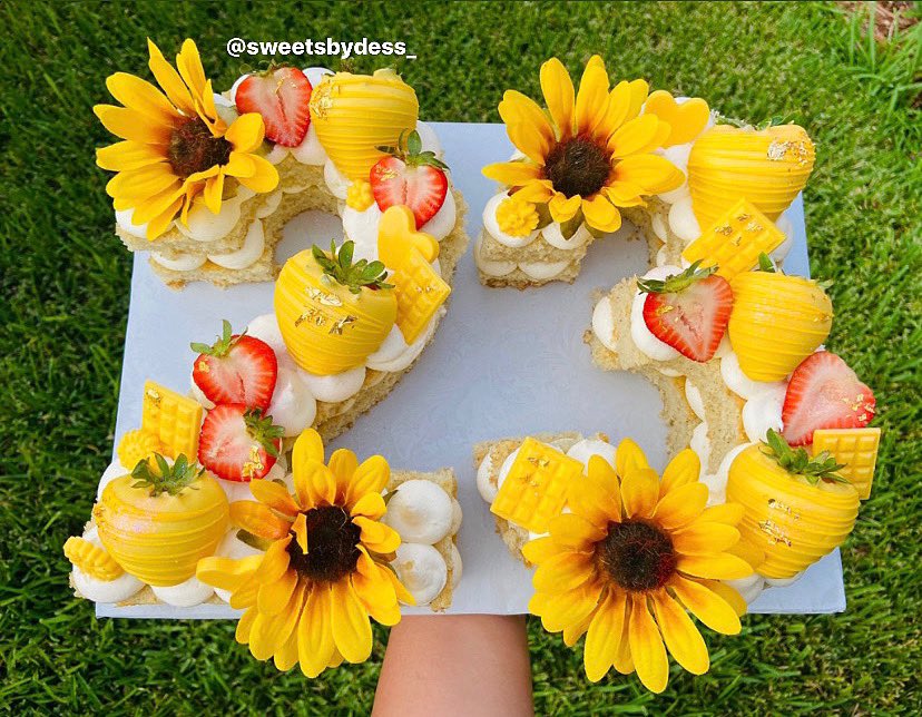 _XoxoDess's tweet photo. Sunflower number cakes are my faaav! 🌻❤️ #sunflowercake #sunflowers #numbercakes #yellow #sweetsbydess_ #sanantonio https://t.co/YAXEMqsuRo