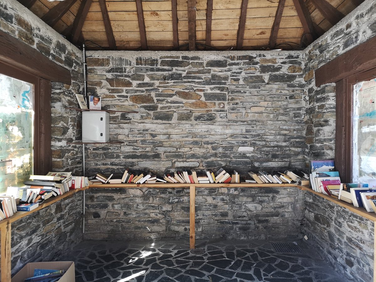 so_tourisme's tweet photo. #Donzenac 😍 Village étape, cité médiévale attachante et l'un des villages les plus anciens de #Corrèze ! cc @Departement19 @gillespudlowski @bernstephane
💛📚 Quand la boîte à livres se transforme en maison à lire 😍👍
#SoTourisme #MagnifiqueFrance
#CetÉtéJeVisiteLaFrance 🇫🇷 https://t.co/6C6ugM0Erw