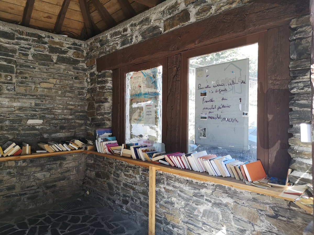 so_tourisme's tweet photo. #Donzenac 😍 Village étape, cité médiévale attachante et l'un des villages les plus anciens de #Corrèze ! cc @Departement19 @gillespudlowski @bernstephane
💛📚 Quand la boîte à livres se transforme en maison à lire 😍👍
#SoTourisme #MagnifiqueFrance
#CetÉtéJeVisiteLaFrance 🇫🇷 https://t.co/6C6ugM0Erw