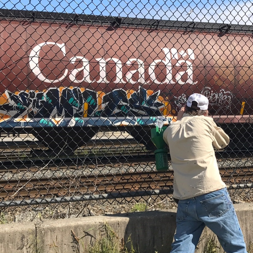 jeffwilsongeo's tweet photo. On the job, finding inspiration in the railyard at the back of Portside Studios
Photo credit: Deb Janz
#art #painting #artist #artistlife #graffiti #benching #benchingfreight #railgraff #railroad #hoppercar #rollingcanvas #Canada #Canadianart #scottishartist https://t.co/MSgozEdLwr