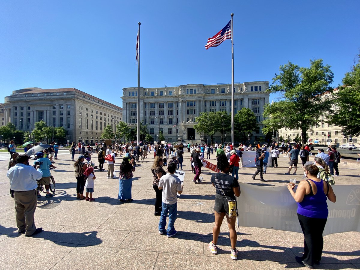 AlexCTaliadoros's tweet photo. DC has a double-edged health and economic crisis that's devastating its most vulnerable residents, but it's weighing $18 million in cuts to aid for immigrants, tenants, the homeless and violence interruption.

🥁 Email Councilmembers to stop it! 🥁

#DontExcludeMe #JustRecoveryDC https://t.co/HHWHizHoMp