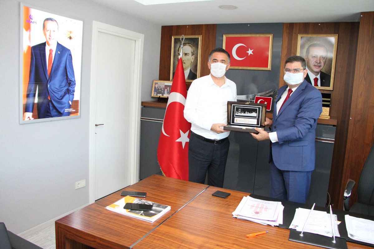 AkUmraniye's tweet photo. İlçe Başkanımız Av.@mahmutemin58, İlçe KK Başkanımız @Hulya_Tasci57, İlçe GK Başkanımız @OsmanAnbarkaya ilçe başkanlığımıza veda ziyareti gerçekleştiren Ümraniye Kaymakamımız @suat_dervisoglu ile bir araya geldiler. @bayramsenocak @ismetyildirimtr https://t.co/ilu0NuJsgw