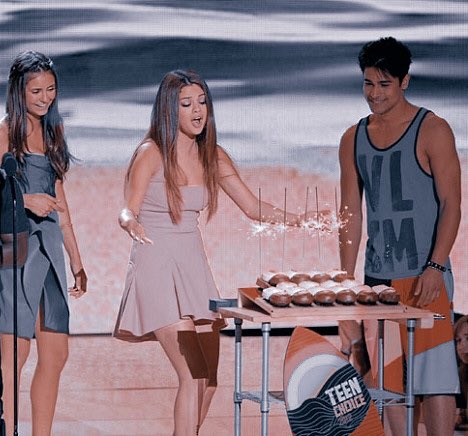 UpdatesSMG's tweet image. HAPPY BIRTHDAY SELENA !!!! 
We love u so much, you deserve the world @selenagomez !!! 

#28YearsWithSelena #HappyBirthdaySelena