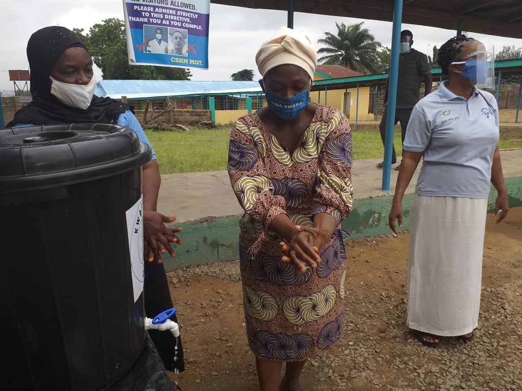 wellbeingafrica's tweet image. It may seem a simple act, but teaching routine handwashing is saving lives every single day.#TeachClean

 📸Mums gathering round a classic water container as Patricia, who we call Mrs. K, teaches a handwashing demonstration in Kwara yesterday during #Mamacare360.

#WashWednesday