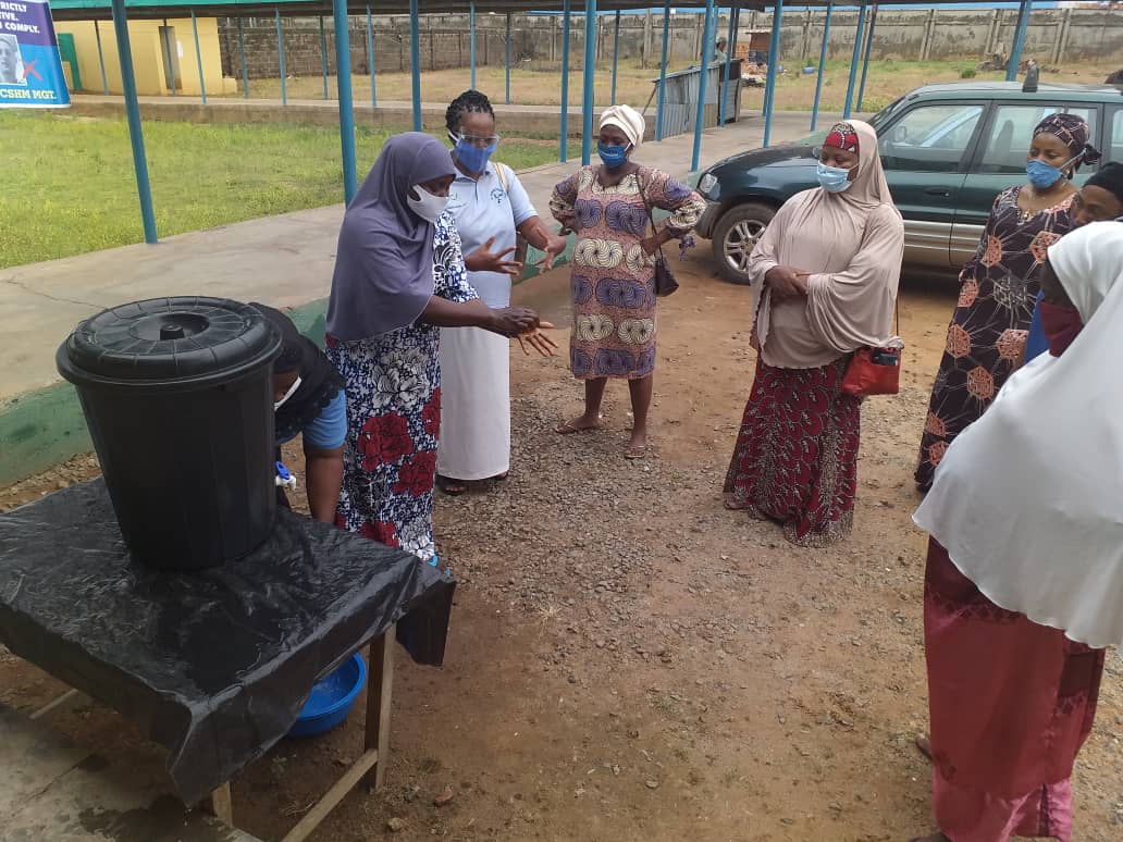 wellbeingafrica's tweet image. It may seem a simple act, but teaching routine handwashing is saving lives every single day.#TeachClean

 📸Mums gathering round a classic water container as Patricia, who we call Mrs. K, teaches a handwashing demonstration in Kwara yesterday during #Mamacare360.

#WashWednesday