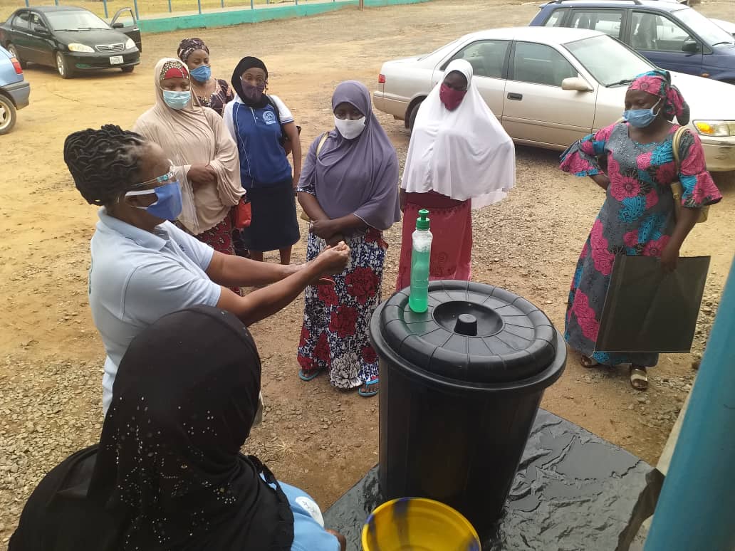 wellbeingafrica's tweet image. It may seem a simple act, but teaching routine handwashing is saving lives every single day.#TeachClean

 📸Mums gathering round a classic water container as Patricia, who we call Mrs. K, teaches a handwashing demonstration in Kwara yesterday during #Mamacare360.

#WashWednesday