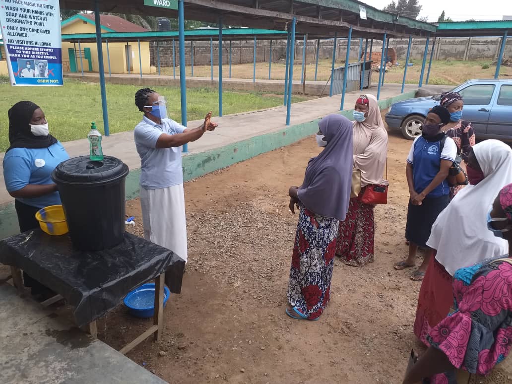 wellbeingafrica's tweet image. It may seem a simple act, but teaching routine handwashing is saving lives every single day.#TeachClean

 📸Mums gathering round a classic water container as Patricia, who we call Mrs. K, teaches a handwashing demonstration in Kwara yesterday during #Mamacare360.

#WashWednesday