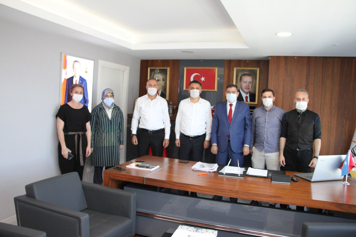 AkUmraniye's tweet photo. İlçe Başkanımız Av.@mahmutemin58, İlçe KK Başkanımız @Hulya_Tasci57, İlçe GK Başkanımız @OsmanAnbarkaya ilçe başkanlığımıza veda ziyareti gerçekleştiren Ümraniye Kaymakamımız @suat_dervisoglu ile bir araya geldiler. @bayramsenocak @ismetyildirimtr https://t.co/ilu0NuJsgw