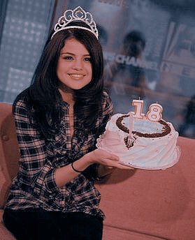 UpdatesSMG's tweet image. 10 years ago, how fast night changes 

happy birthday little angel @selenagomez , you deserve all the love !! 

#HappyBirthdaySelena #28YearsWithSelena