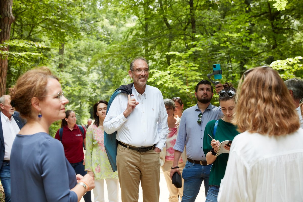 VetmeduniVienna's tweet photo. Aug in Aug mit Wolf Chitto: Bundesminister Faßmann "tief beeindruckt"🐺
Ein nicht alltäglicher Besuch ereignete sich heute am @WolfScience Center – sowohl für das Team des Wolfsforschungszentrums als auch für Heinz Faßmann/BMBWF! https://t.co/vXuzNddg9D