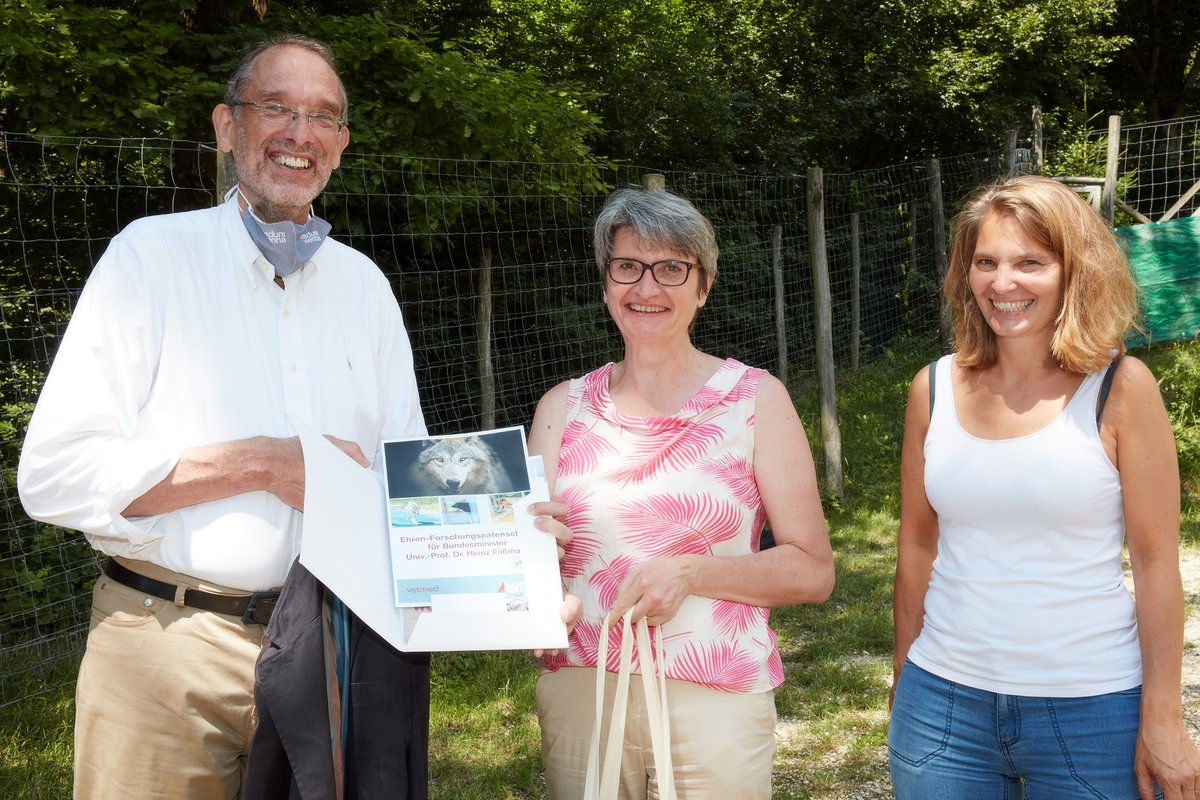 VetmeduniVienna's tweet photo. Aug in Aug mit Wolf Chitto: Bundesminister Faßmann "tief beeindruckt"🐺
Ein nicht alltäglicher Besuch ereignete sich heute am @WolfScience Center – sowohl für das Team des Wolfsforschungszentrums als auch für Heinz Faßmann/BMBWF! https://t.co/vXuzNddg9D