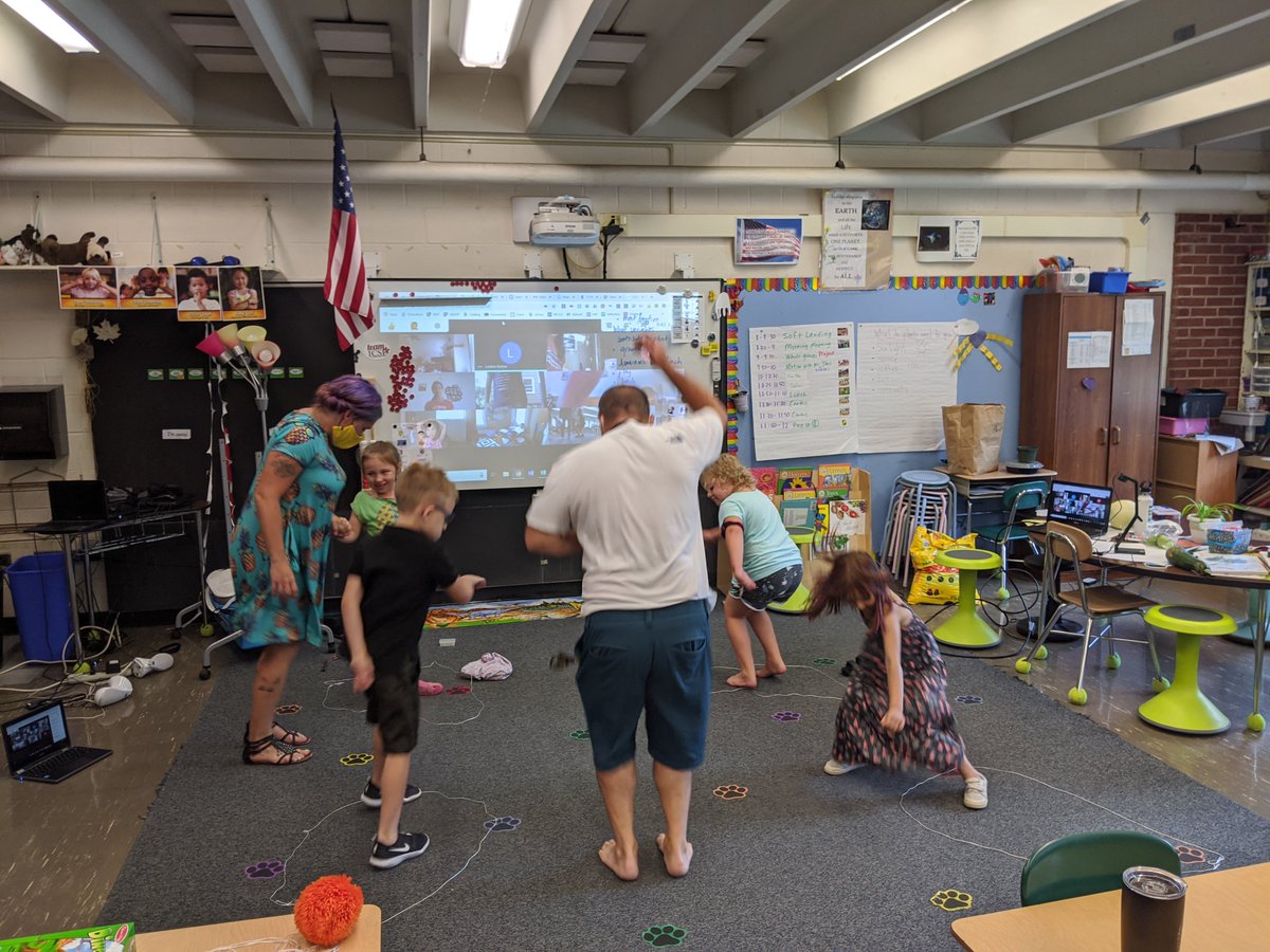 HeatherTechTST's tweet image. #projectinnovation #inclusive #summerschoolmotion getting fit with our distant classmates in our 3 foot string circles #all6000plus thinkers...and movers! !@DrKootsikas @Aileen_Grainger @ICSDacademics