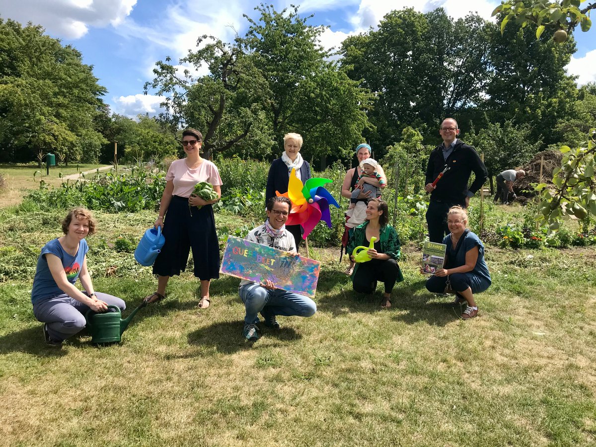 RenateKuenast's tweet photo. Urban Gardening geht auch #queer! Zum #HappyPride habe ich heute mit @s_k_walter das neue Queerbeet für Regenbogenfamilien des Lesben- und Schwulenverbands Berlin-Brandenburg in der Gartenarbeitsschule Tempelhof-Schöneberg besucht. 🌱🐝🏳️🌈 #keepitqueer #Stadtgrün https://t.co/nCj9ejgA3b