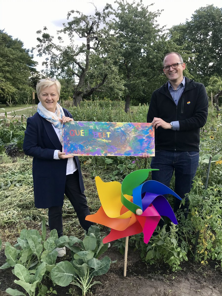 RenateKuenast's tweet photo. Urban Gardening geht auch #queer! Zum #HappyPride habe ich heute mit @s_k_walter das neue Queerbeet für Regenbogenfamilien des Lesben- und Schwulenverbands Berlin-Brandenburg in der Gartenarbeitsschule Tempelhof-Schöneberg besucht. 🌱🐝🏳️🌈 #keepitqueer #Stadtgrün https://t.co/nCj9ejgA3b