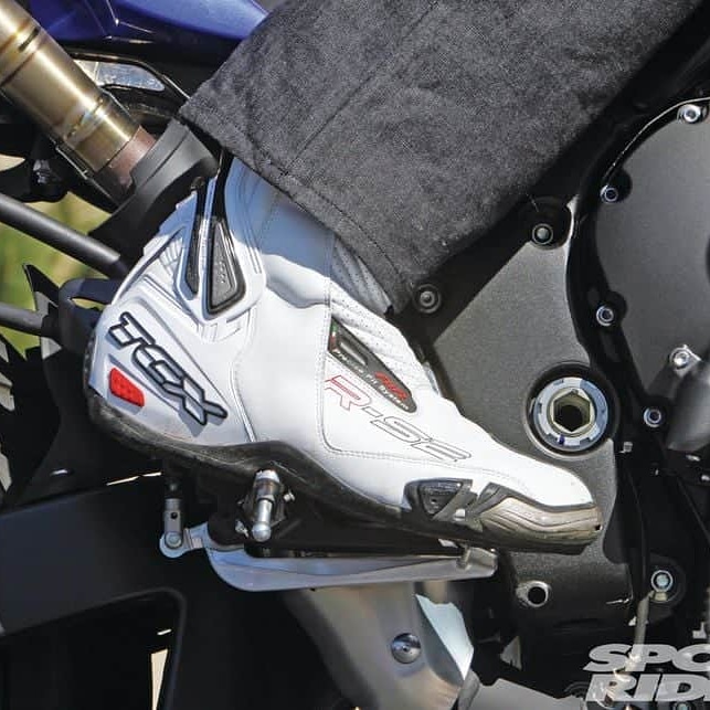 StreetXpress's tweet photo. #PreparingToRide 
Before you hit the road, make sure you test front and rear brakes. Each brake should feel firm and hold the motorcycle still when fully applied. #ridesafe #arrivealive #safetytipwednesday https://t.co/BzVW9KQGNP