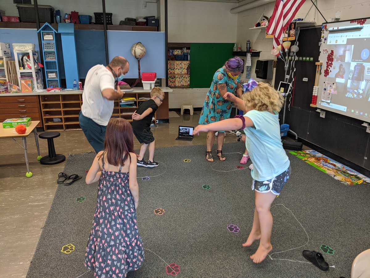HeatherTechTST's tweet image. #projectinnovation #inclusive #summerschoolmotion getting fit with our distant classmates in our 3 foot string circles #all6000plus thinkers...and movers! !@DrKootsikas @Aileen_Grainger @ICSDacademics