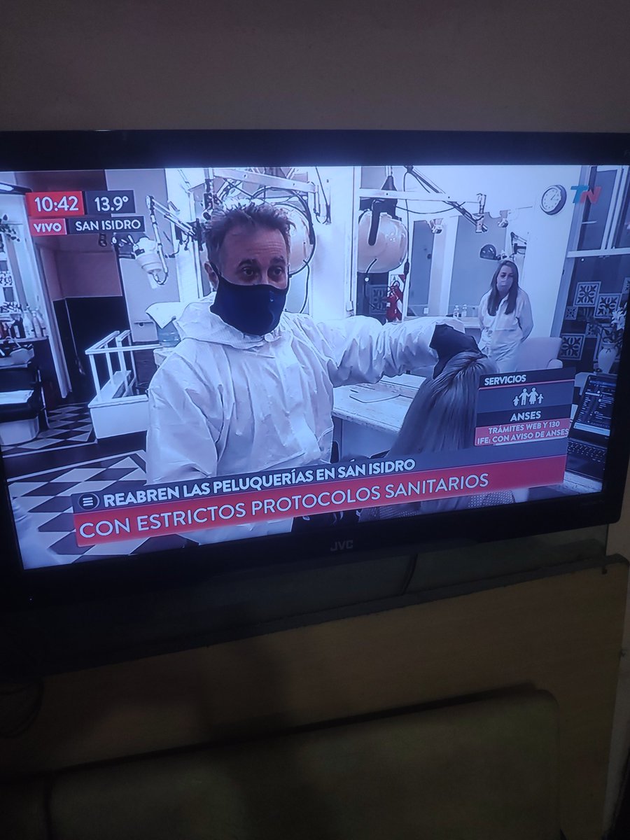 Peluqueronline's tweet photo. ningún país hicieron éste protocolo.Cuando les conviene miran países que ya pasaron por esto y. Cuando hay dinero y venta por medio... Los guantes mantienen más tiempo el virus. Y el equipo debería tirarlo con cada cliente #tn #peluqueria #peluquero #verguenza #info https://t.co/GJB099vYEf