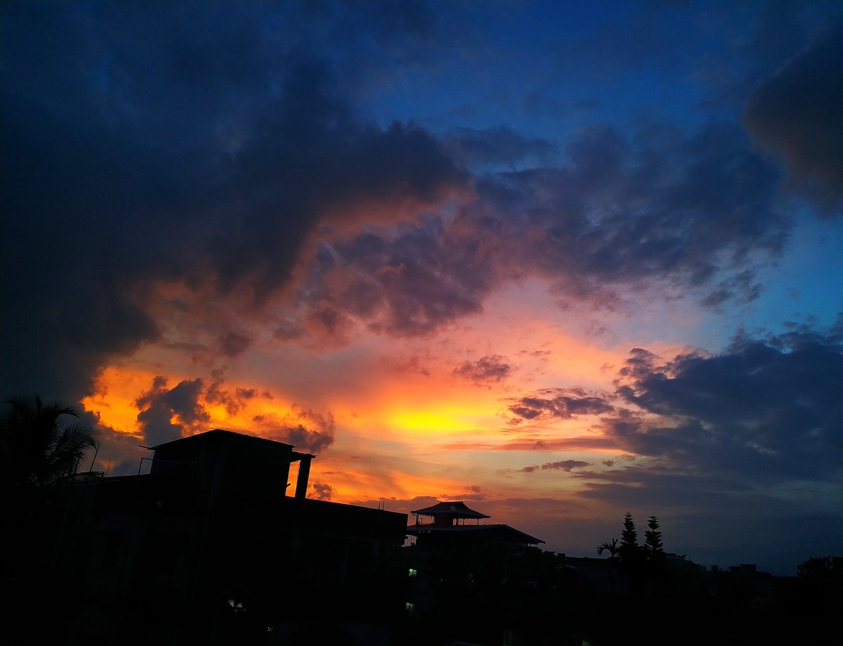 KrystWorld's tweet photo. My favourite vantage point! This time it was quite an array of colours!
.
.
.
.
#home #cloudyevening #clouds #siliguri #NaturePhotography #colours #coloursinthesky #sky #skyphotography #beautiful #nature #shillouette #terrace #scenery https://t.co/PPqu8ziVon
