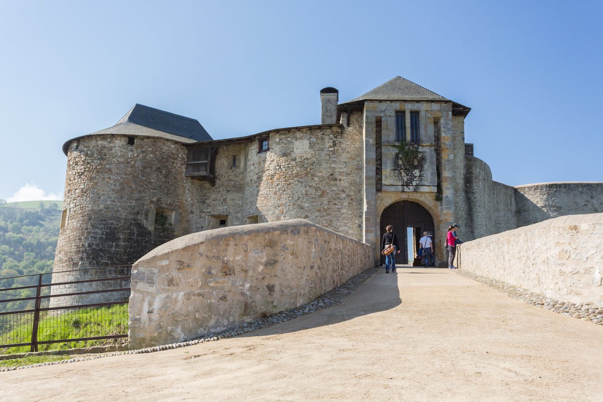 NicoMartinLaRo's tweet photo. Et sinon au Pays Basque de nombreux sites de visites, naturels, patrimoniaux ou muséographiques attendent les visiteurs avec des mesures sanitaires au top. Peut-être est-il envisageable de ne pas montrer uniquement en boucle des images de plages surpeuplées ? cc @TF1 @BFMTV &amp; co https://t.co/5gYXNOdvPs