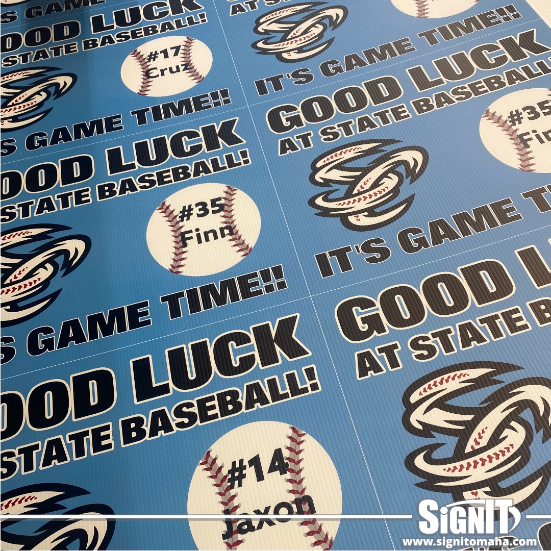OmahaSignIT's tweet photo. What a great way to shout out your team! #SignITDoesIT #YardSigns https://t.co/dt5Ne4P1MP