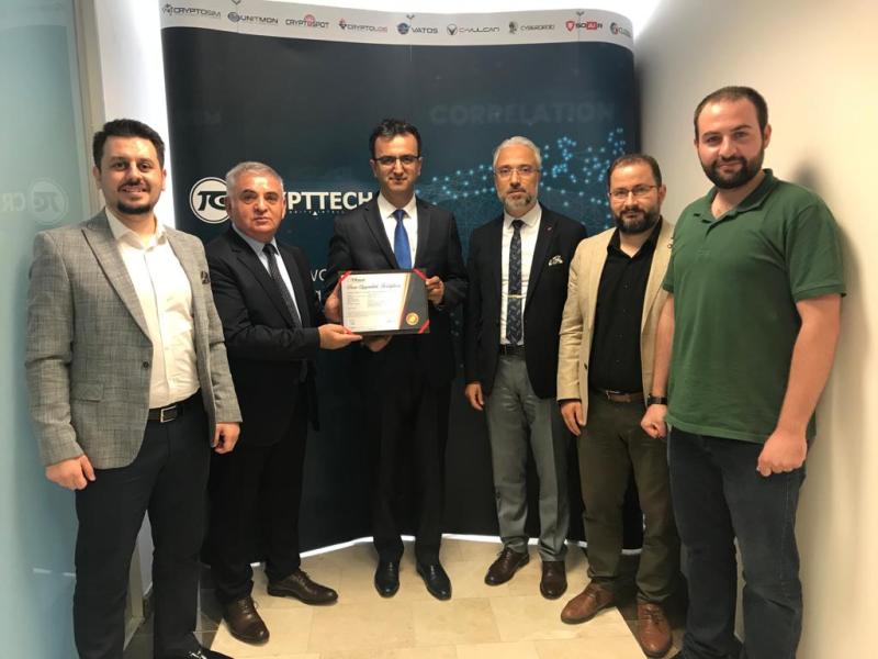 TrtestAs's tweet photo. ’Zafiyet Yönetimi ürün grubunda TRTEST Ürün Uygunluk Sertifikası almaya hak kazanan Kriptek firmasına belgesi, TRTEST Genel Müdürü Sayın Bilal AKTAŞ tarafından takdim edildi.
#siberguvenlik #cybersecurity #zafiyetyonetimi #trtest #sertifika https://t.co/kS567WqVgP