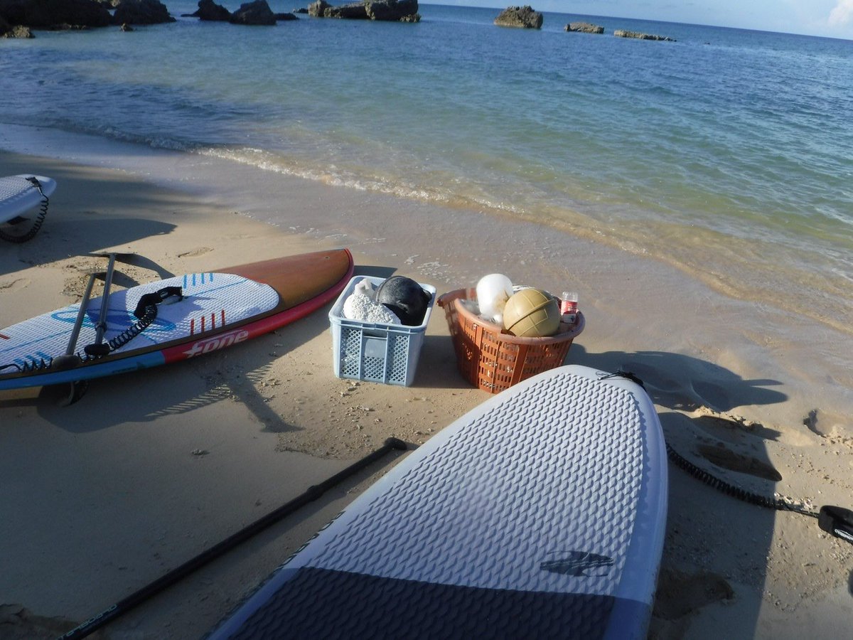 msc_maike's tweet photo. 宮古島で、海洋プラの矛盾点が有り、調査しました！
陸から入れない場所にサップで行き、到着し��いたのは砂浜が何千と言うペットボトルの数と、漁港関係の網ブイ籠ロープ仕掛け等
が大量に漂着
環境を犯してるのが、
海を守る立場の漁業関係で有る事に衝撃を受けた！
レジ袋はゼロでした！、
＃拡散 https://t.co/AIDY5Qb7aZ