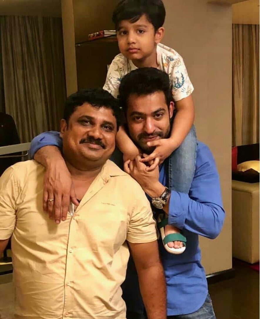 Old Pic of @tarak9999 annaya and #AbhayRam 😍😍
Father & Son 💕

#HBDNandamuriAbhayRam